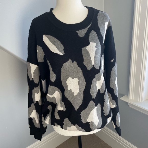 Oversized soft cheetah sweater - Picture 1 of 3